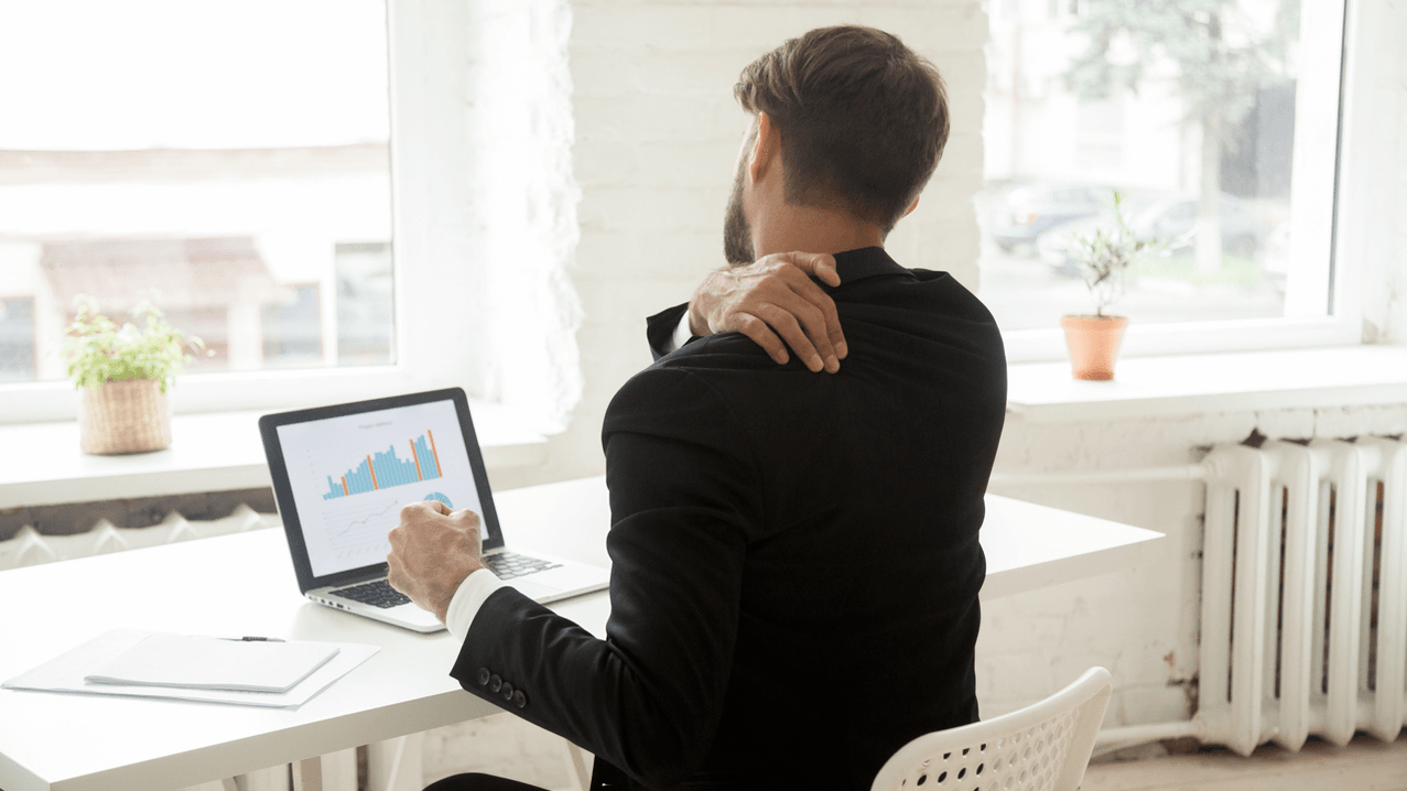 Bizkarreko mina ordenagailuan lan sedentariotik